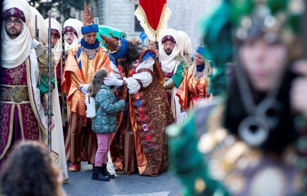 El Rey Gaspar saluda a una niña a la salida de la Alcazaba, Málaga. / EFE
