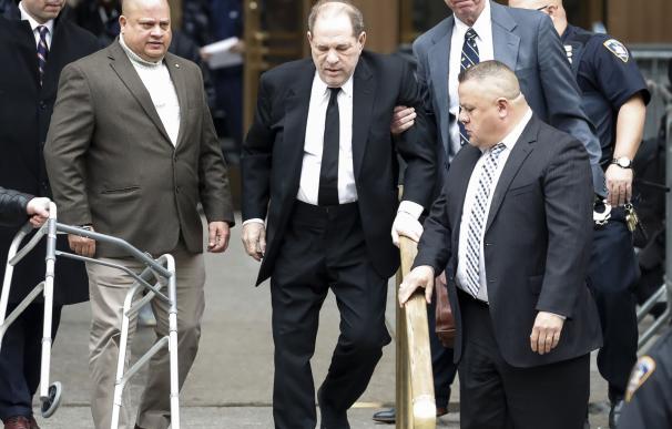 El exproductor de Hollywood Harvey Weinstein (C) después del primer día de su juicio penal en la Corte Suprema del estado de Nueva York. /EFE/EPA/JASON SZENES