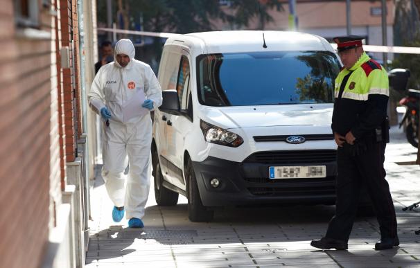 Los Mossos d'Esquadra han detenido a un hombre de 27 años acusado de matar a su mujer, de 28, y a su hija, de 3 años, en su casa de Esplugues de Llobregat (Barcelona), en el primer crimen machista de 2020 en España. En la foto, miembros de la policía cie