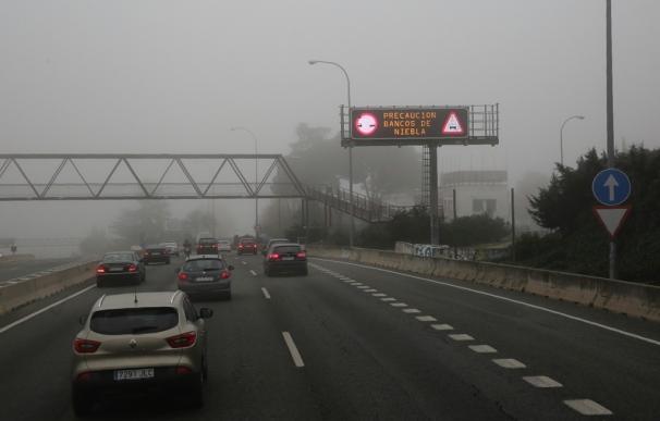 Niebla en la carretera en Madrid, carreteras, tráfico, coches, vehículos