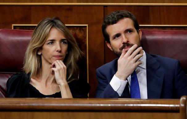 Pablo Casado y Cayetana Álvarez de Toledo, durante la segunda votación de investidura de Pedro Sánchez