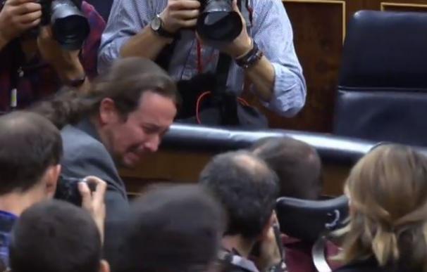 Fotografía de Pablo Iglesias llorando tras ser Sánchez proclamado presidente.