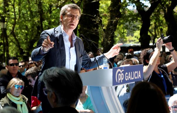El presidente de la Xunta, Alberto Núñez Feijóo, interviene en un acto político en el municipio coruñés de O Pino. EFE/ Xoán Rey
