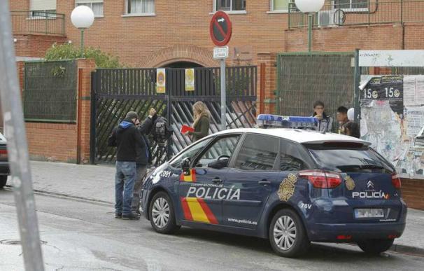 Imagen de archivo de un coche de Policía Nacional a las puertas de un colegio en el municipio madrileño de Parla. /EFE JUAN CARLOS HIDALGO