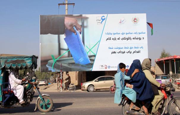 Cartel anunciando las elecciones en Afganistán