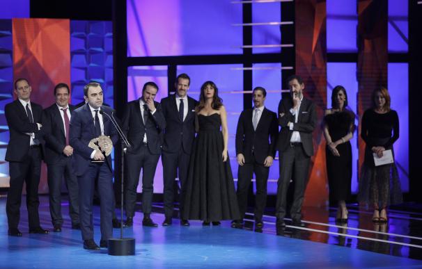 El equipo de "La trinchera infinita" recibe el galardón a la Mejor Película, durante la gala de los Premios Forqué