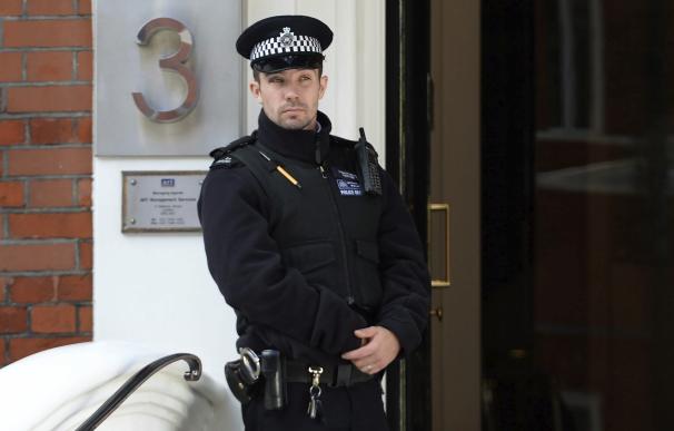Un policía británico en el exterior de la embajada de Ecuador en Londres