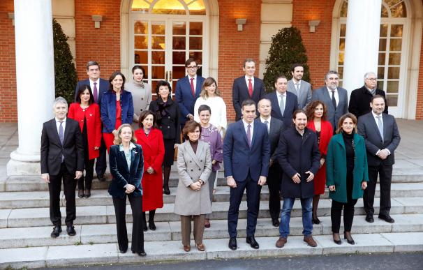 Los 22 ministros del primero gobierno de coalición llegan a la Moncloa