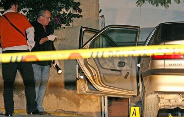 La Policía Judicial de la Guardia Civil inspecciona el vehículo en el que fue tiroteado Ponsoda el 27 de octubre de 2007. /EFE