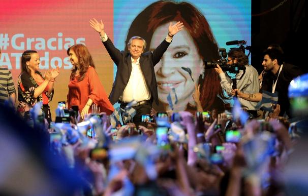 Alberto Fernández celebra su victoria electoral.