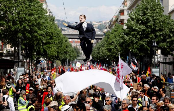 Manifestantes en el Día del Trabajador en París con una efigie de Macron