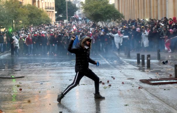Centenares de heridos en las protestas del 'sábado de la rabia' en Beirut