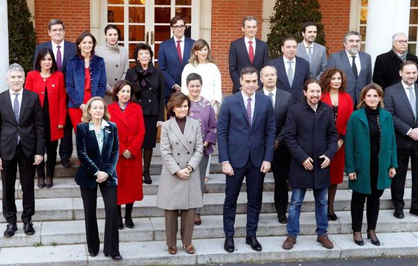 Foto de familia Gobierno Pedro Sánchez y Pablo Iglesias / EFE