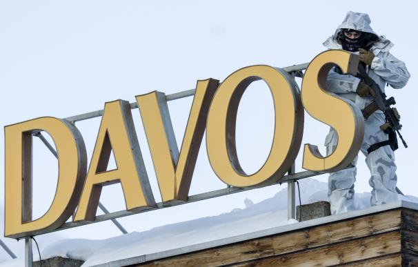 Un agente de policía vigila desde un tejado el Foro Económico de Davos, en Suiza. /EFE