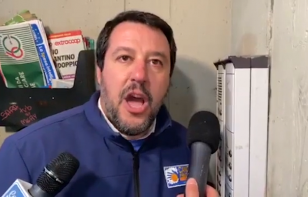 Salvini llamando al telefonillo del vecino de Bolonia. /L.I.