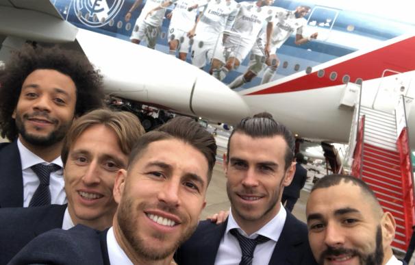 Jugadores del Real Madrid, junto al avión de Fly Emirates