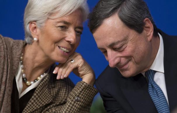 La directora gerente del FMI, Christine Lagarde (izda), conversa con el presidente del BCE, Mario Draghi.