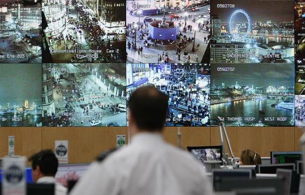 Un oficial de policía observa las imágenes de varias cámaras en Londres/.EFE