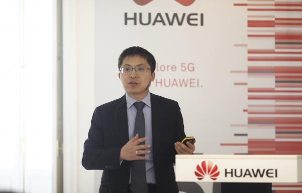 El consejero delegado de Huawei España presenta el demo truck 5G de la compañía