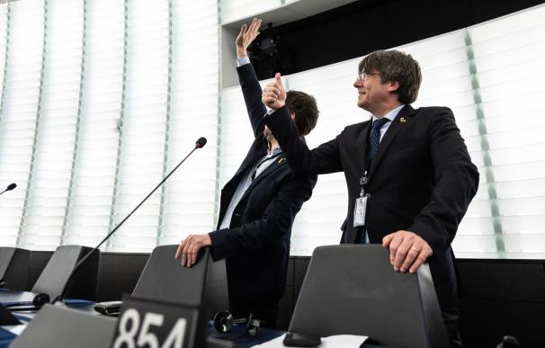 El expresidente de la Generalitat Carles Puigdemont junto a Toni Comin en el Parlamento Europeo. / EFE