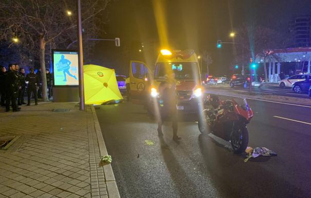 Los ocupantes de la moto han resultado ilesos. /Emergencias Madrid