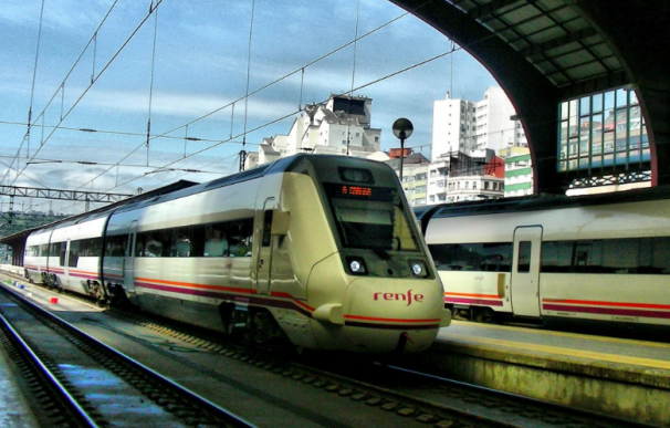 Fotografía de un tren de Renfe en la estación de Santiago de Compostela.