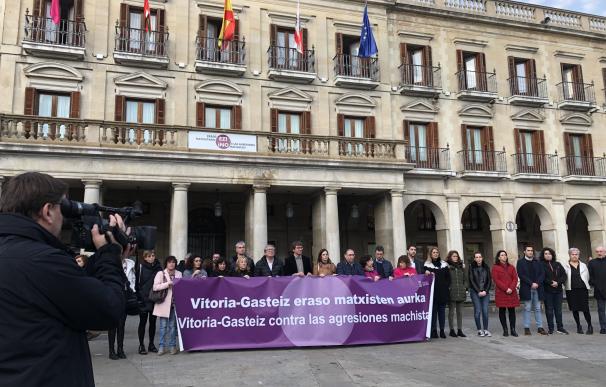 Representantes institucionales y ciudadanos a título particular condenan la última agresión sexual en Vitoria.