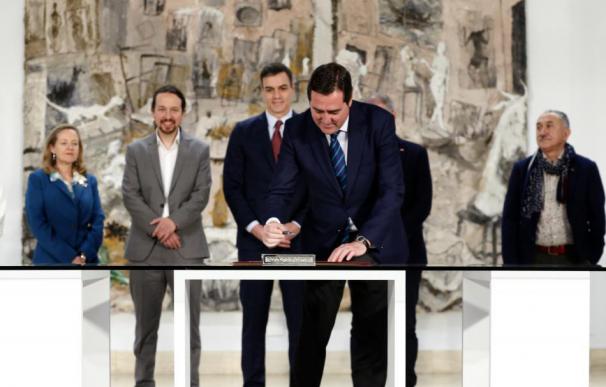 Sánchez se ha apuntado un gran triunfo con el acuerdo exprés del nuevo SMI firmado por Garamendi