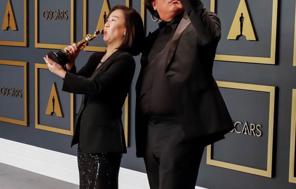 Bong Joon Ho celebra sus cuatro Oscar en la gala de 2020