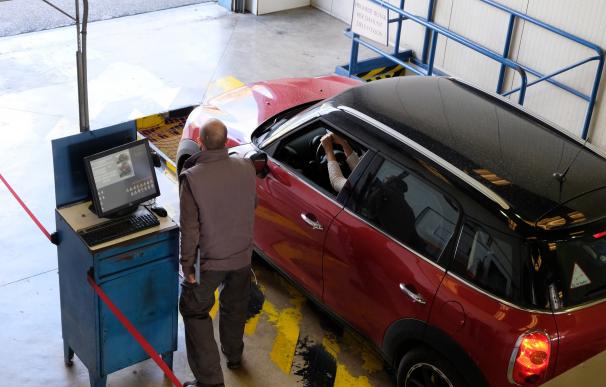 Un vehículo pasa la inspección técnica de vehículos.