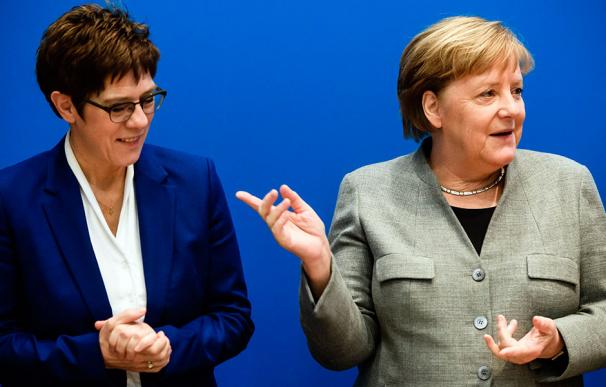 Annegret Kramp-Karrenbauer y Angela Merkel. / EFE
