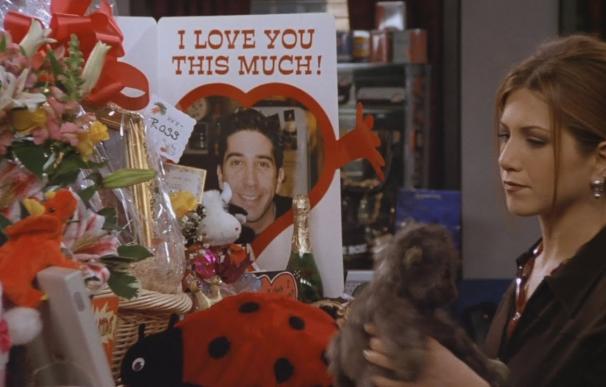 Ross le lleva regalos a Rachel oficina.
