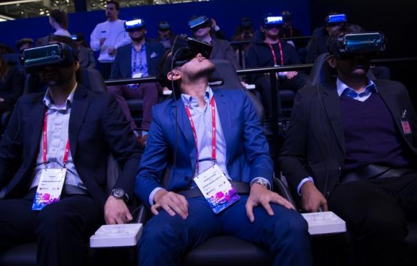 Visitantes prueban el "Gear VR 4D" en el pabellón de Samsung del Mobile World Congress (JOSEP LAGO / AFP)