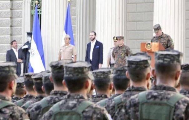 Militares de El Salvador con el presidente Nayib Bukele