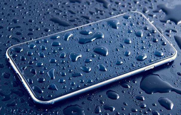 Fotografía de un móvil mojado por agua.