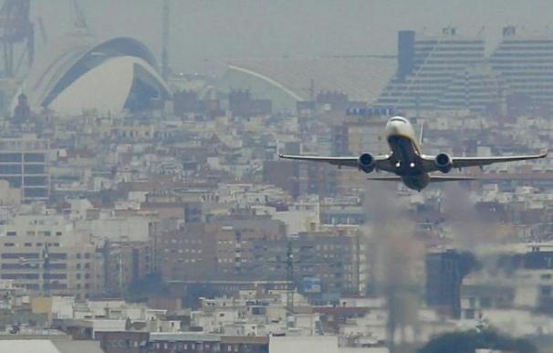 Fotografía avión despegando del aeropuerto de Valencia / EFE