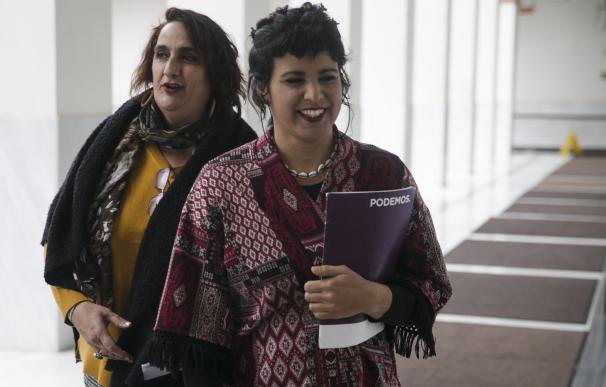 La coordinadora general de Podemos Andalucía y presidenta del grupo parlamentario de Adelante Andalucía, Teresa Rodríguez (d), y la portavoz adjunta, Ángela Aguilera (i), comparecen en rueda de prensa. En el Parlamento de Andalucía, a 22 de enero de 2020.
