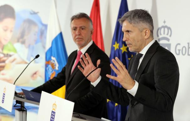 El ministro de Interior, Fernando Grande-Marlaska (d), y el presidente del Gobierno de Canarias, Angel Víctor Torres