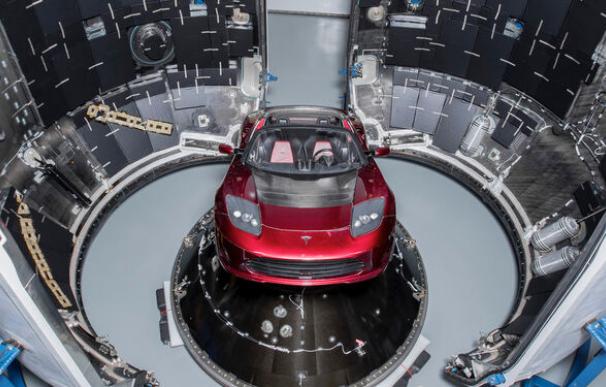 Imagen del Tesla Roadster dentro del cohete con rumbo a Marte. / EFE