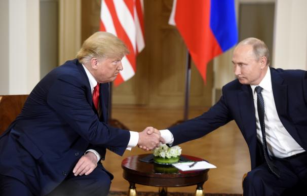 Trump y Putin, se dan la mano antes de la reunión.