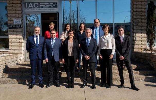 Visita a la planta de IAC Group de Agoncillo en la que ha participado la presidenta del Gobierno de La Rioja, Concha Andreu, y el consejero de Desarrollo Autonómico, José Ignacio Castresana