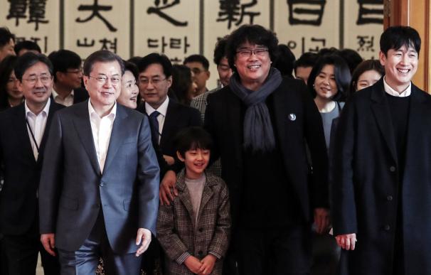 El presidente de Corea del Sur, Moon, recibe al equipo de 'Parásitos'