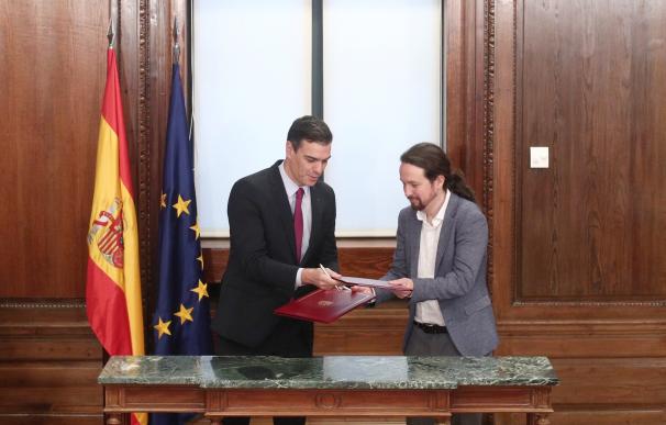 El presidente del Gobierno, Pedro Sánchez, y el secretario general de Podemos, Pablo Iglesias, presenta el programa de la coalición