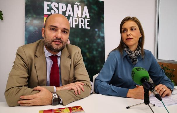 Los concejales de Vox en Sevilla, Gonzalo García de Polavieja y Cristina Peláez