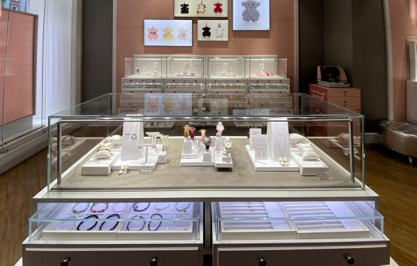 Interior de una tienda de Tous en Madrid el mismo día en el que se ha conocido que la Audiencia Nacional investiga a esta firma por una presunta estafa por la ausencia de relleno metálico en las joyas que venden, en Madrid a 21 de enero de 2020.