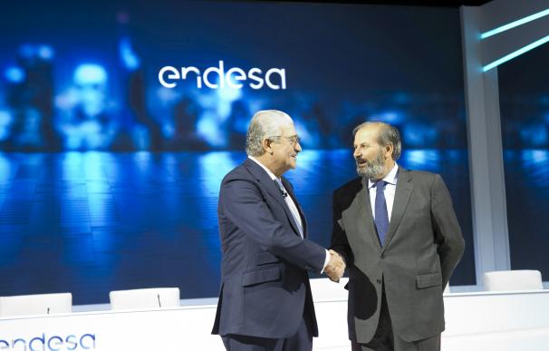José Bogas (izda), consejero delegado de Endesa, con el nuevo presidente Juan Sánchez-Calero.