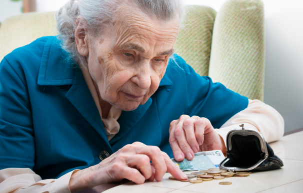 Fotografía de una jubilada contando dinero.