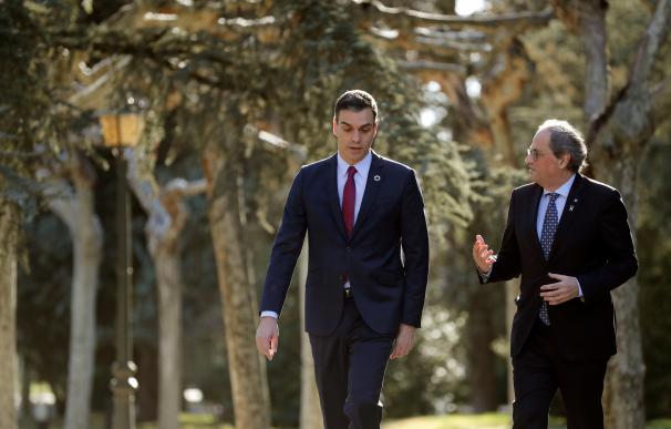 El presidente del Gobierno, Pedro Sánchez, conversa con el presidente de la Generalitat, Quim Torra. /EFE