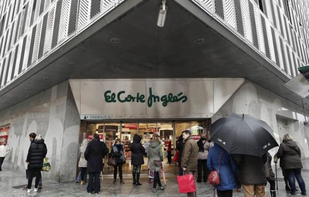 El Corte Inglés lanza rebajas flash de 20% antes del Black Friday 2018. En la imagen, El Corte Inglés de Pamplona / EFE