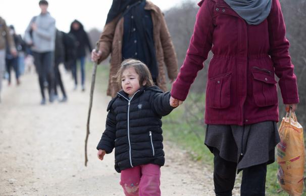 Un grupo de refugiados se dirige a la frontera griega desde la ciudad turca de Edirne